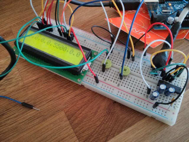 You're looking at a random fragment of the data stream. In reality it goes by too fast to see, so I pulled the plug for to stage the photo.